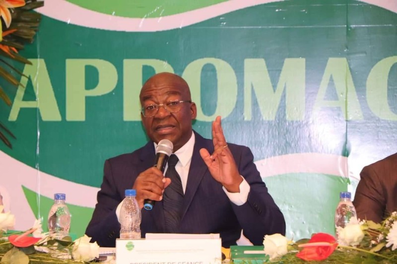 Le Président de l'Apromac à Expo Dubaï Qatar 2023 expliquant comment l'hévéa contribue à protéger la couche d'ozone des gaz rejetés dans l'air. (Ph: Dr)