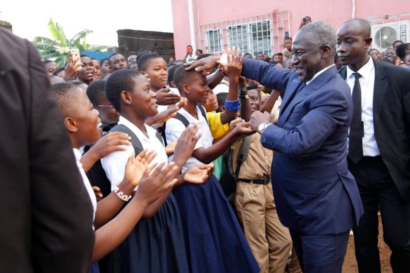 Adama Bictogo en communion avec des élèves (DR)