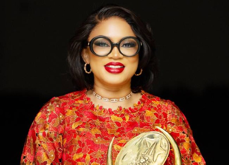 La lauréate Mariame Diaby heureuse de recevoir son prix. (Ph: Dr)