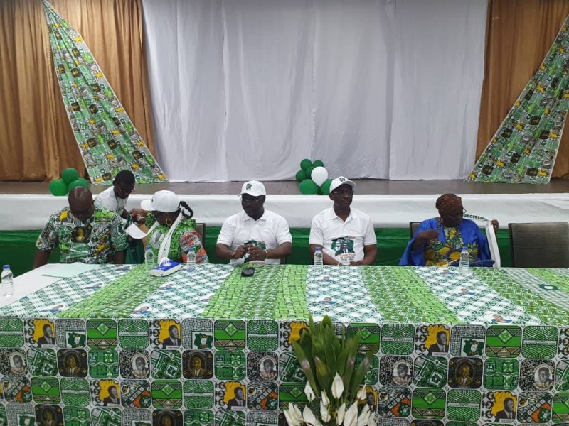 Les militants de Grand-Bassam apporte leur soutien au candidat Thiam. (DR)