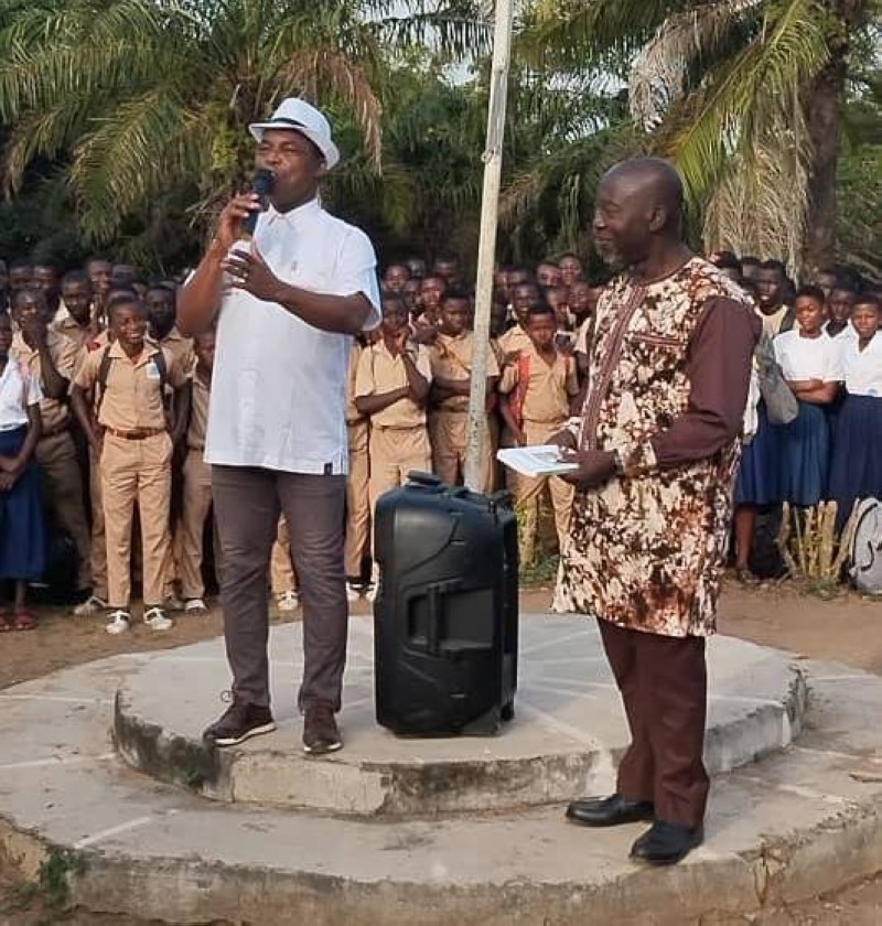 Le maire de Saioua sensibilise les élèves. (Ph: Dr)