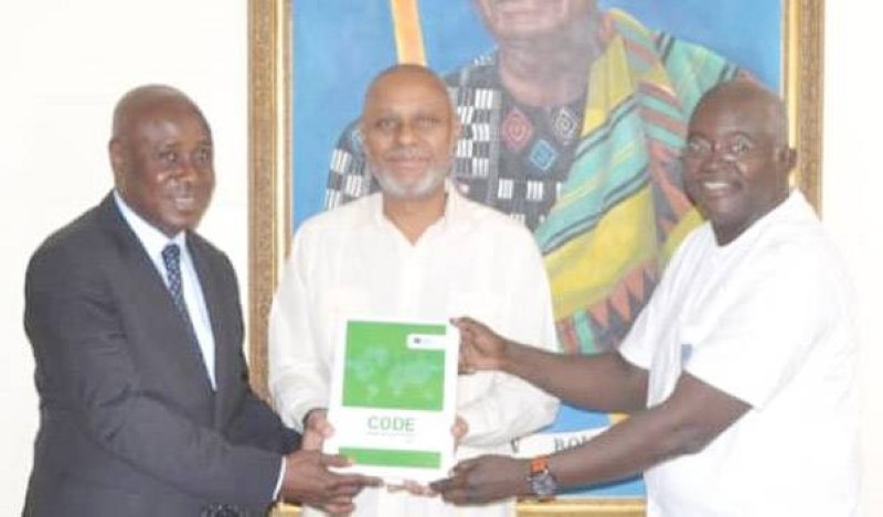 KKP, au milieu, recevant ses attributions des mains du président national, Dr Jean Serge Koffi (à droite). (Ph: Dr)