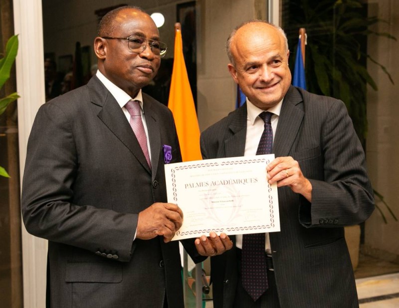 Une distinction qu’il a reçue dans la soirée du mercredi 13 décembre 2023, à la résidence de l’ambassadeur de France, à Cocody-Ambassades. (Ph: Dr)