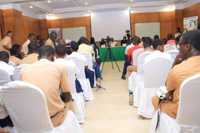 Ces jeunes  suivants ici attendent  les panelistes lors du Master  class (DR)