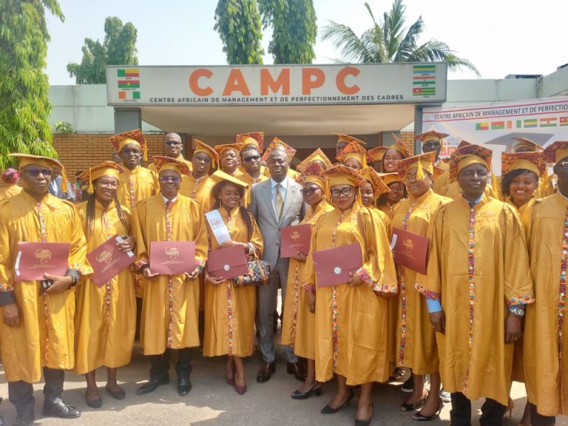 Le directeur général du Campc, le Prof. Joseph Assi-Kaudjhis entouré des auditeurs. (Ph: Franck YEO)