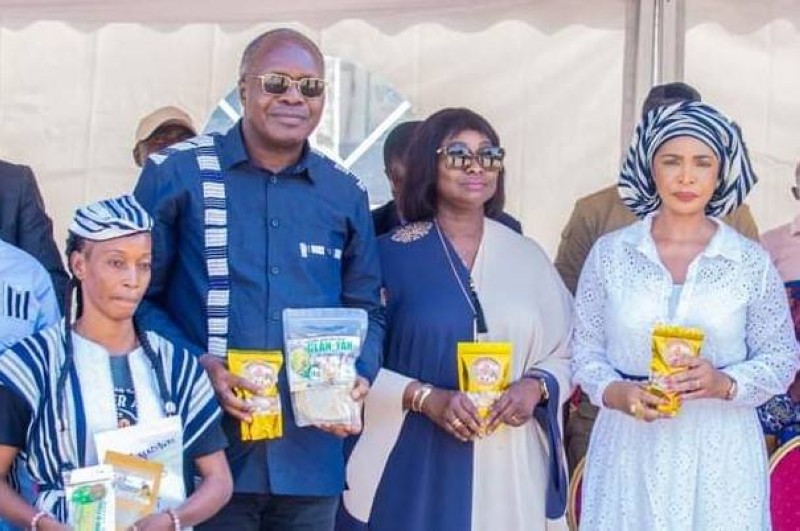 En lunettes de soleil,  Fatimata BICTOGO reconnaissante du couple MABRI. (dr)