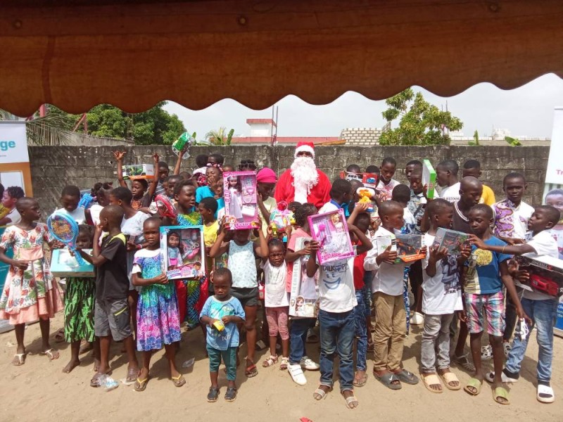 Les enfants heureux de recevoir des cadeaux saluent leurs hôtes. (Photo Bavane)