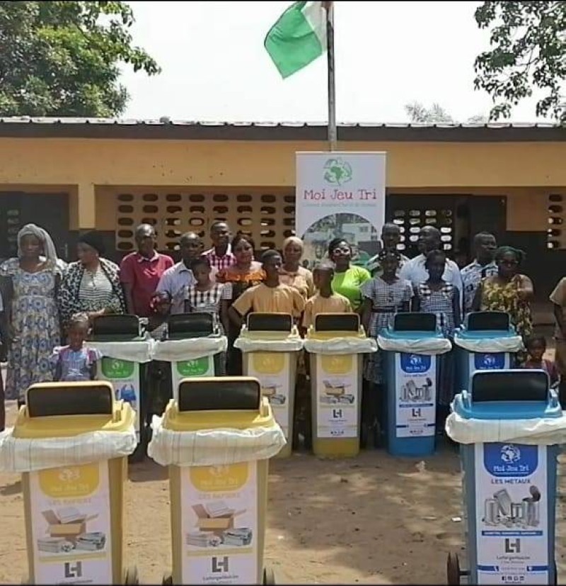L'Ong "Moi Jeu Tri" a offert à l'école des bacs à ordures pour le tri sélectif des déchets. (Ph: Dr)