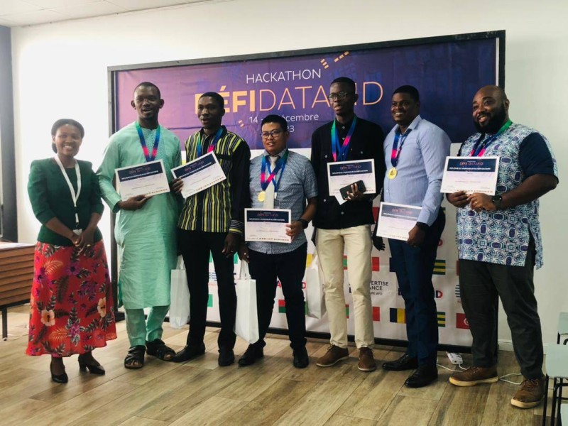 les vainqueurs de la compétition posant avec leur médailles et diplômes. (Ph: Dr)