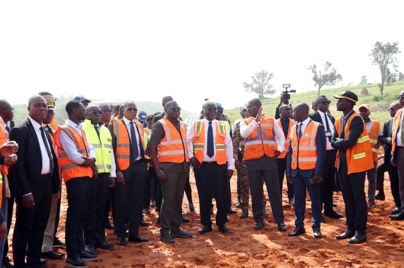 Le Premier ministre, Robert Beugré Mambé, sur les chantiers du 4e pont et la voie de contournement d’Abidjan (Y4). (Ph: Sébastien Kouassi)
