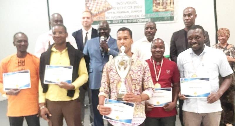 Nicolas Cogan, trophée en main, est heureux de pouvoir conserver son titre de champion de Côte d'Ivoire. (Ph: Dr)