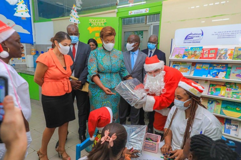 Des enfants reçoivent des cadeaux des mains des personnalités. (DR)