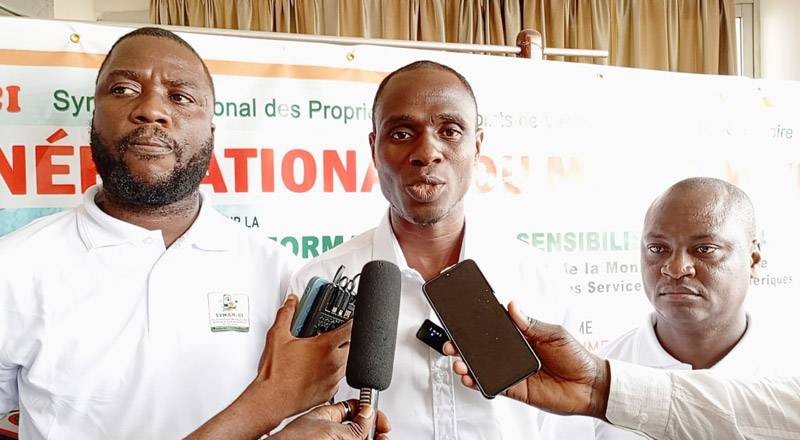 Félix Coulibaly, secrétaire général adjoint du Synam-ci (au micro), a conduit les travaux de la première Journée nationale du mobile money. (Ph: Dr)
