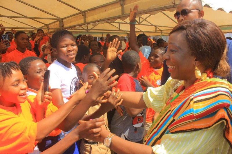 Kandia Camara en communion avec des élèves d'un établissement de la place. (DR)