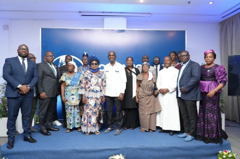 Jean Kacou Diagou (au centre), parrain de la cérémonie, a immortalisé l'instant avec les administrateurs de la fondation. (1)