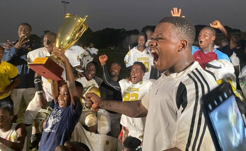 Les champions  et leurs fans jubilent avec le trophée