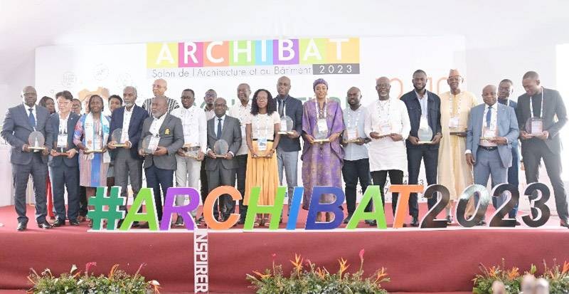 Des acteurs du cadre bâti ont été primés en présence du président de l’Ordre (3e à partir de la droite) et d’Ismaël Boga, commissaire général (3e à partir de la gauche). (Ph: Dr)