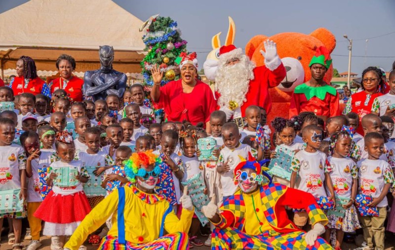 Mme le maire Harlette Badou Kouamé N'Guessan au milieu des tout-petits