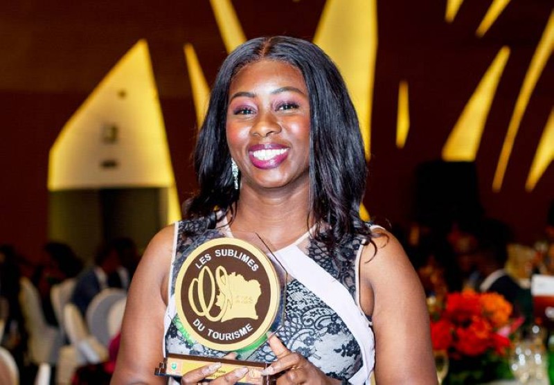 Néné Fofana, directrice de la plateforme digitale ‘’Ivoire Travel’’, brandissant son prix. (Ph: Dr)