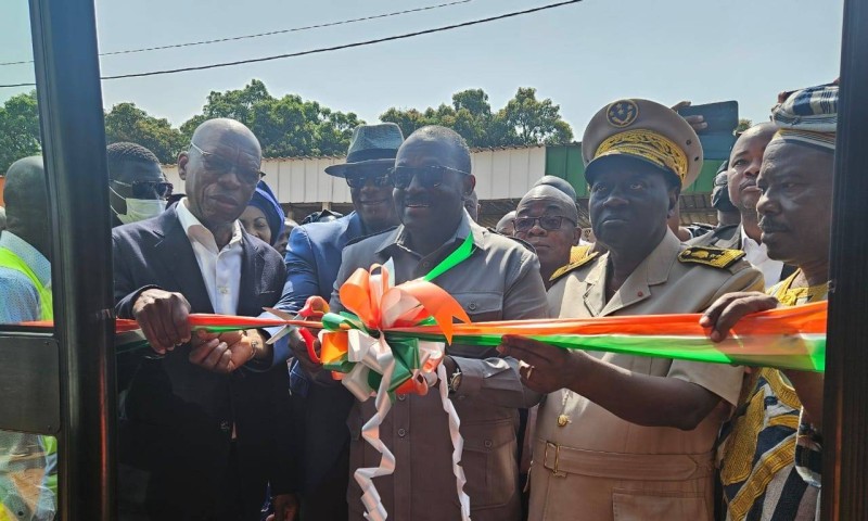 De la gauche vers la droite, Leité Bouaké (Dg Sotra), Fidèle Sarassoro (Drecteur de cabinet du Président de la République) et le Préfet de région du Poro M. Ekponon