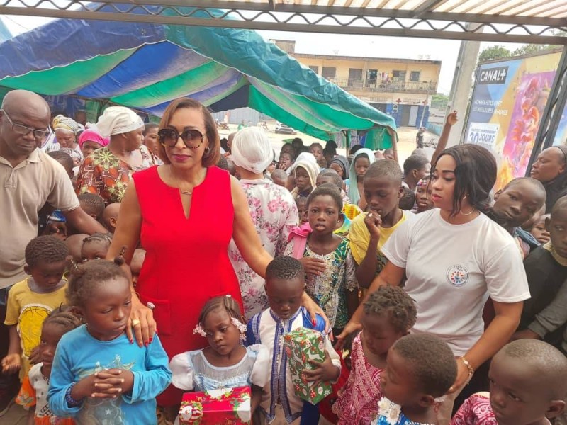 La présidente Rachelle Zarour Bictogo et les enfants. (DR)