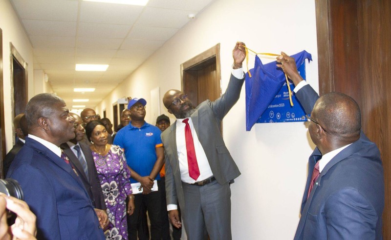 Découverte de la plaque de la salle multimédia sous le regard du Président de l'Université de San Pedro, le Professeur Méké Méïté