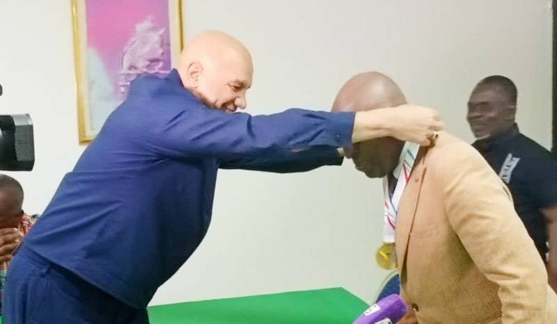 Aboubacar Karaboué, l'un des chefs de missions a remis symboliquement les médailles au vice-président du Cno qui les recevait. (Ph: Dr)