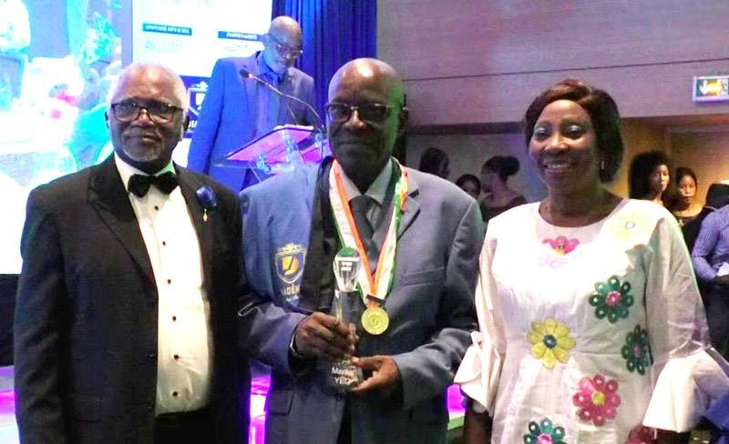 Yéo martial, ex-entraîneur des Éléphants footballeurs qui a donné sa première coupe d'Afrique à la Côte d'Ivoire (au milieu), fait partie des récipiendaires. (Ph: Dr)