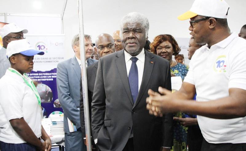  Le Premier ministre a pris plaisir à visiter les stands C2d pour l'occasion. (Ph: Dr)