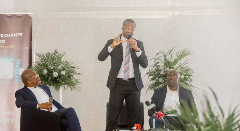Karim Ouattara, promoteur de l'événement (debout micro en main), était devant la presse avec son partenaire de l'agence Origin 7. (Ph: Dr)