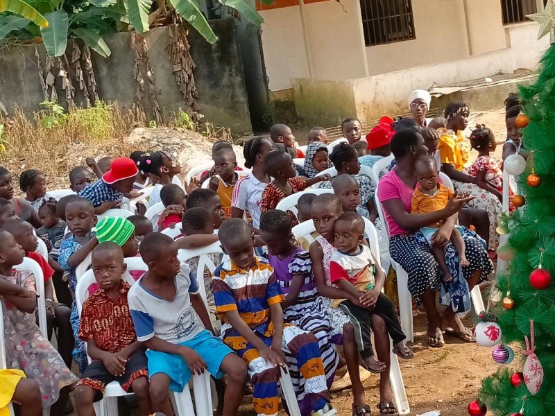 Les enfants heureux d'attendre que le père noel leur donne le cadeau (DR)