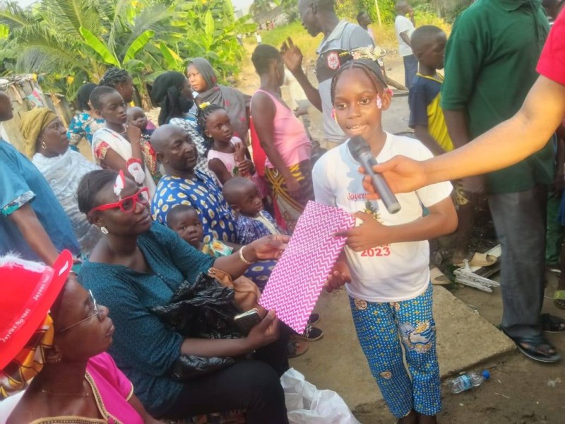Une enfant recevant son jouet (DR)