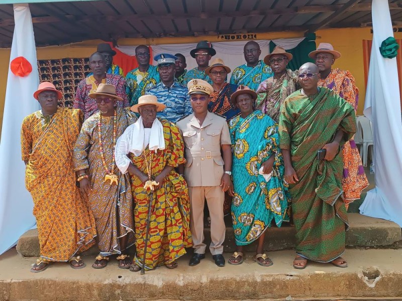 Le chef de village et les doyens du village en compagnie du Sous-préfet, Kouakou Kouakou Michel. (Ph: Dr)