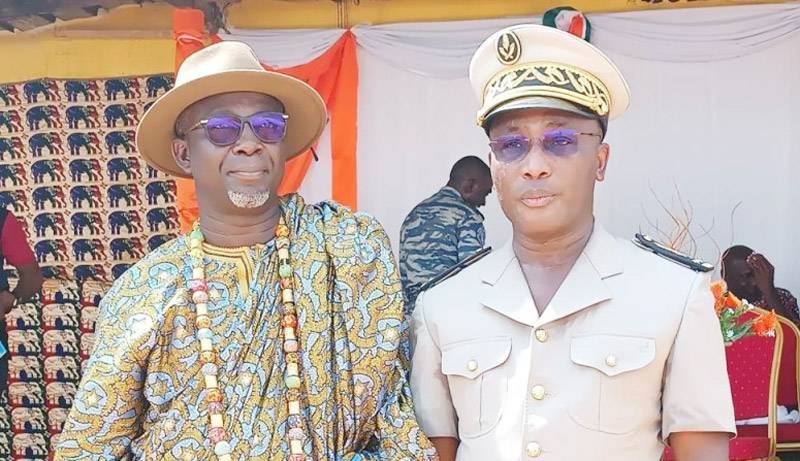 Le chef Djessou Jacques Marcel et le Sou-Préfet d'Anyama. (DR)