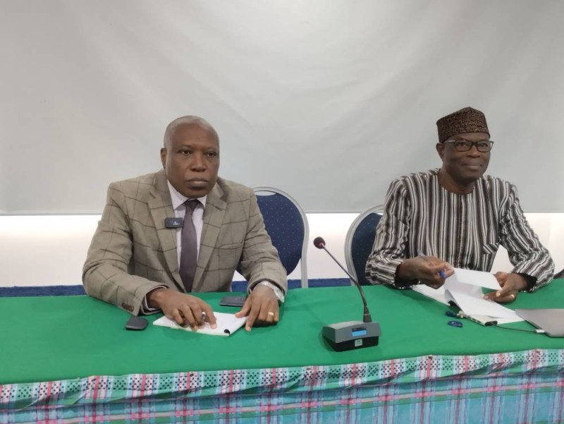 Le bilan des activités du Programme d’appui à la transition fiscale a été dressé par Salifou Tiemtoré et Jules Tapsoba, deux experts de la Cedeao. (Photo : Dr)
 
