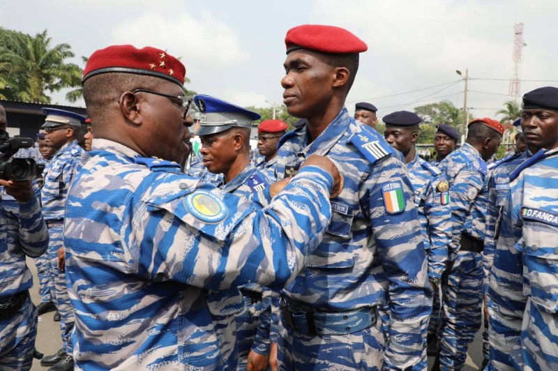 A l'instar de ce gendarme, décoté pat le général Apalo, ce sont près de deux milliers qui ont vu leur mérite reconnu (Ph: DR)