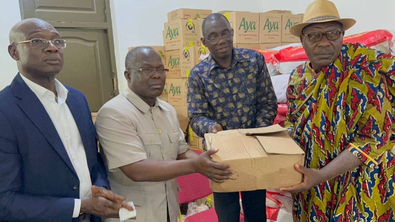 Le maire Koné Siaka (à gauche), remettant un kit alimentaire à un bénéficiaire. (DR)