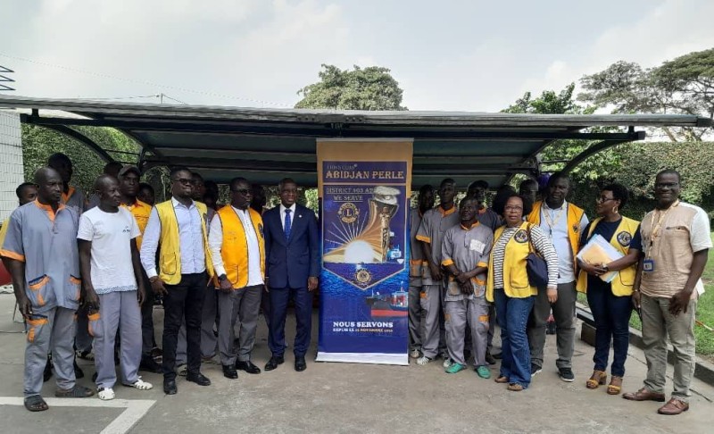 Don du Lions Club Abidjan perle à l'Agl