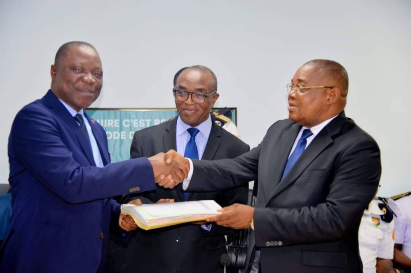 Le ministre Amadou Koné a officiellement remis les dossiers à son collaborateur Serey Do Célestin. (Ph: Dr)