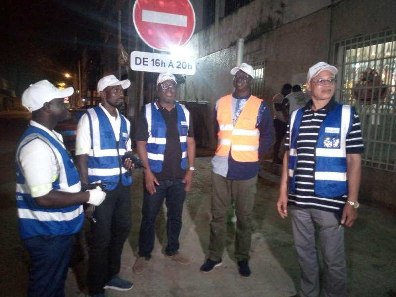 Le directeur général de l’Amuga, Romain Kouakou Kouakou (2e à partir de la droite), à l’étape de Marcory. (Franck YEO)