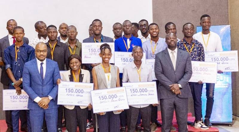 Les jeunes développeurs ayant participé au hackathon ont été honorés par les dirigeants de l’Ansut. (Ph: Dr)