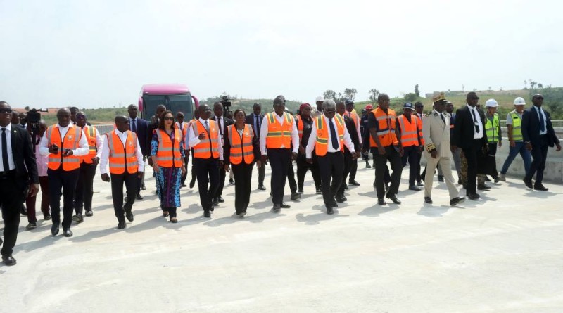 Le Premier ministre, Robert Mambé Beugré n’a pas caché sa satisfaction face à l’état d’avancement des travaux de la voie Y4. (Ph: Sébastien Kouassi)