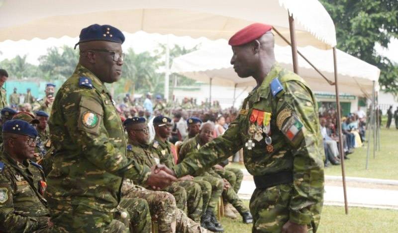 Le général de corps d'armée Lassina Doumbia a engagé le général de brigade Chérif Ousmane à consolider les acquis de son prédécesseur à la tête de l'armée de terre. (Ph: Dr)
