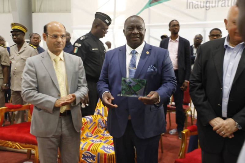 Le ministre d'Etat, ministre de l'Agriculture, du developpement rural et des productions vivrières a félcité les patrons de cette entreprise. (DR)