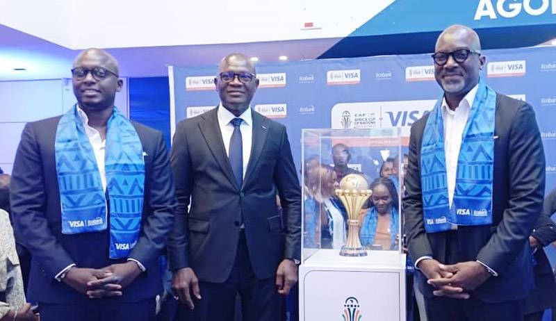 Le ministre délégué auprès du Premier ministre, ministre des Sports et du Cadre de vie a donné le ton de la mobilisation au cours de la présentation de dame coupe à un partenaire. (Ph: Dr)
