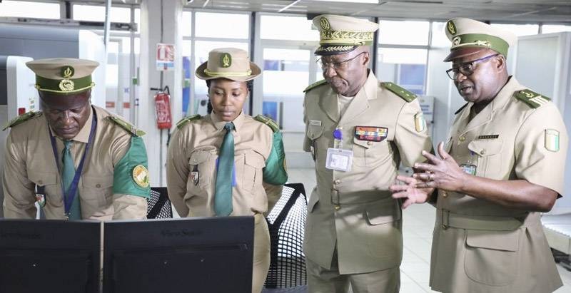 Le patron des douanes (2e à partir de la droite) a testé le dispositif de l'aéroport international Félix Houphouët-Boigny. (Ph: Dr)