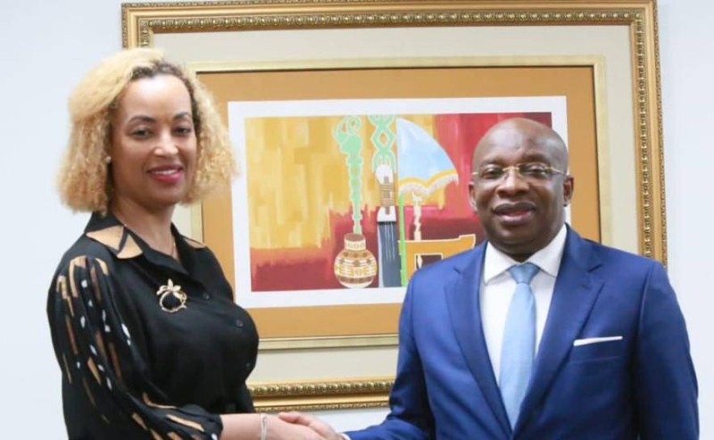 Jennifer Cérès et le Ministre du Tourisme et des Loisirs Siandou Fofana