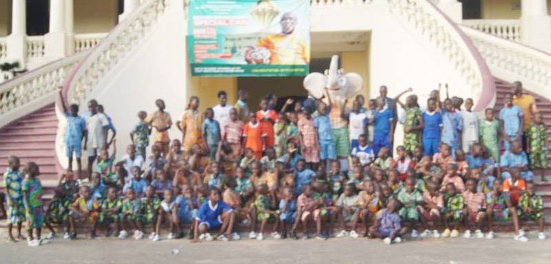 Les enfants ont réservé un accueil chaleureux à leurs hôtes. (Ph: Dr)
