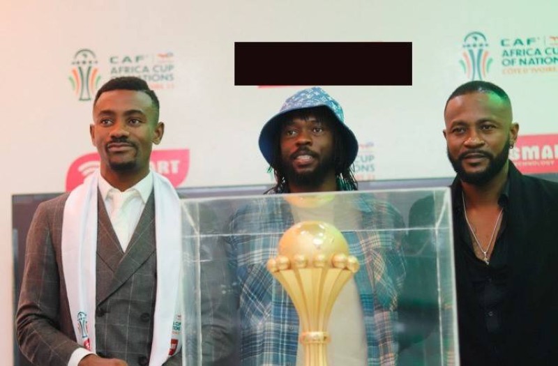 Salomon Kalou, Gervhino et Zokora autour du trophée tant convoité