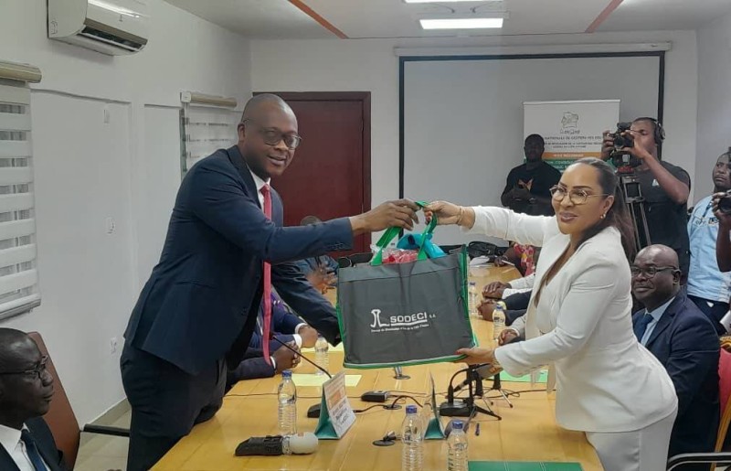 Le Dg de la Sodeci, Ahmadou Bakayoko et la Dg de Mme Sarrahn Teinin Ouattara Dg de l’Anaged